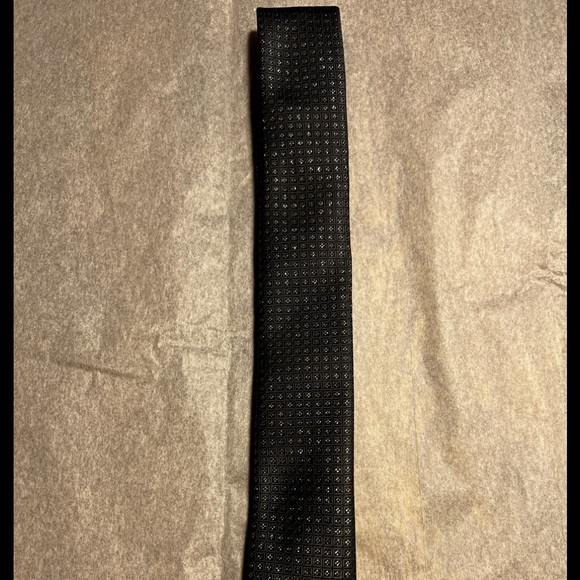 GUESS Skinny Tie NWOT- Charcoal Gray with Small Silver Pattern - Picture 2 of 3